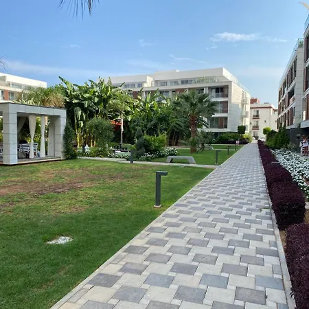 Iskele Courtyard Long דירה *